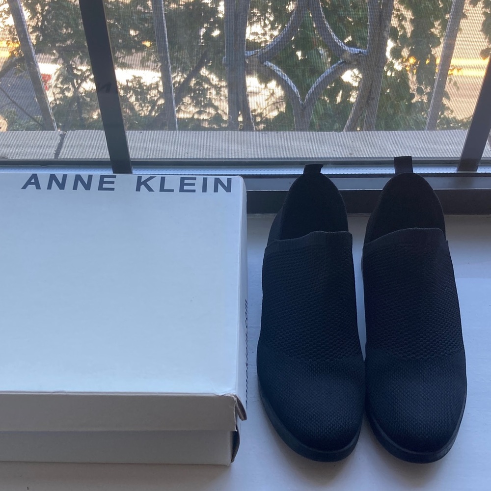 Anne Klein Elegant Black wedged sneaker